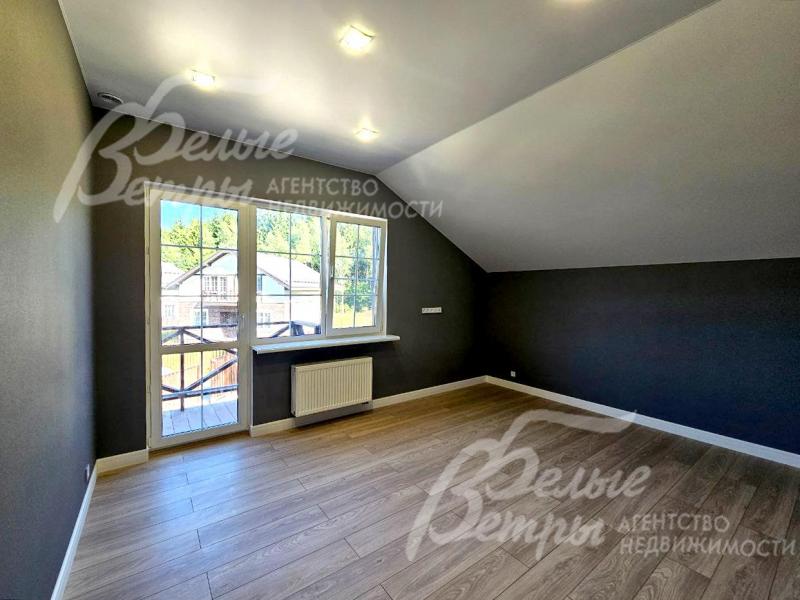 Вторая спальня на втором этаже с выходом на открытый балкон 3 кв.м