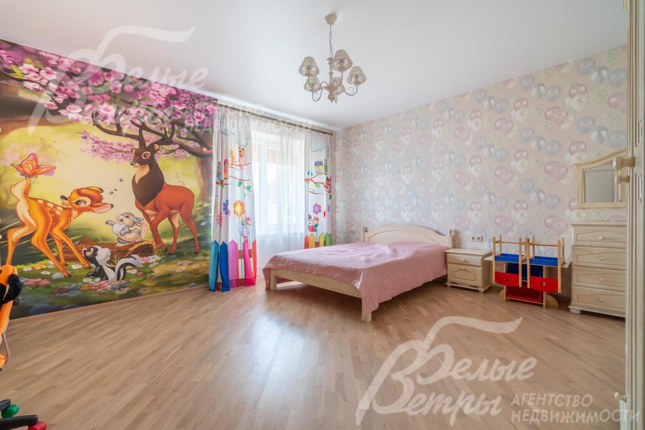 Спальня полностью меблирована, адаптирована под детскую комнату