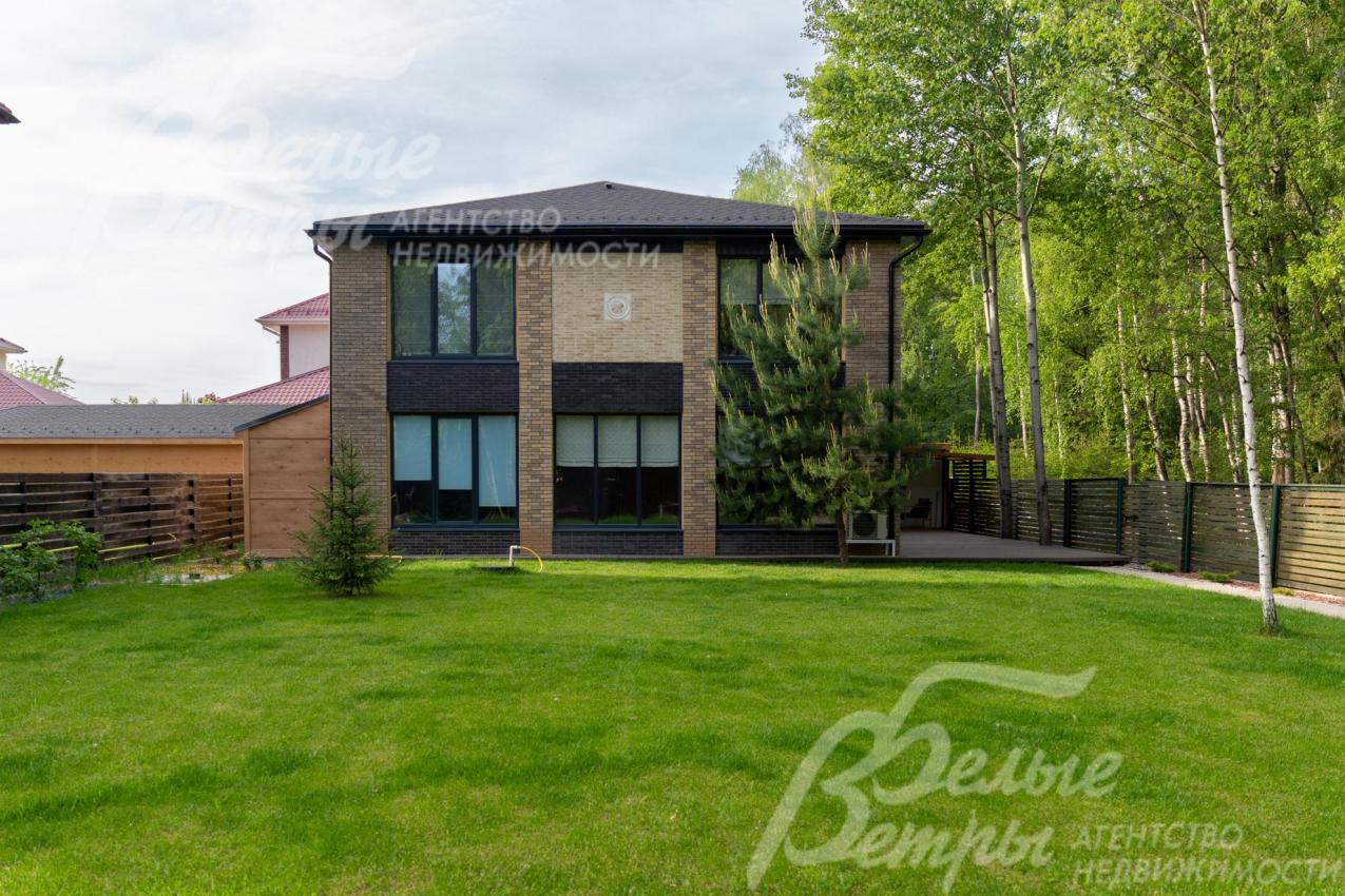 Монолитно-кирпичный дом в современном архитектурном стиле с привлекательным внешним дизайном