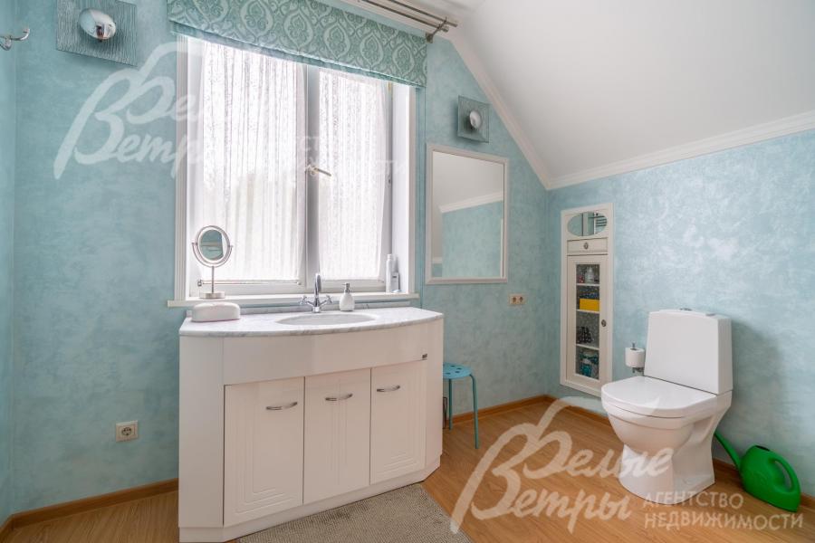 Санузел на втором этаже с белоснежной сантехникой и мебелью