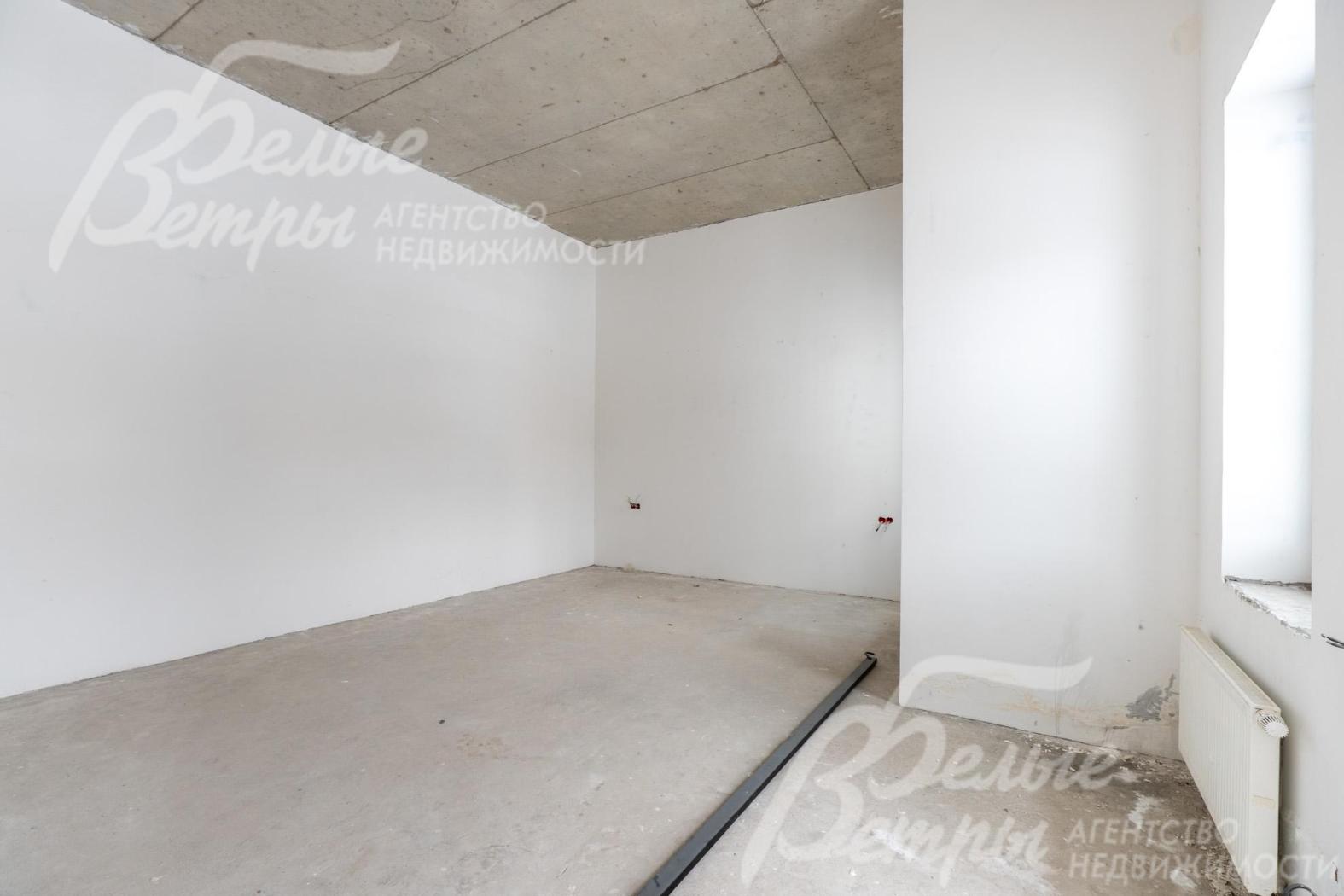 В доме установлены радиаторы, подготовлены точки под розетки, выключатели и освещение