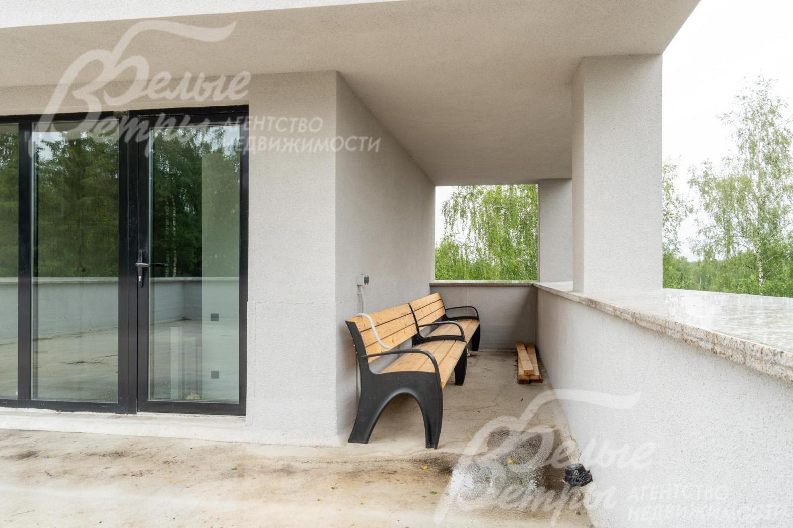 На кровле установлены лавочки - открывается вдохновляющий вид на лес