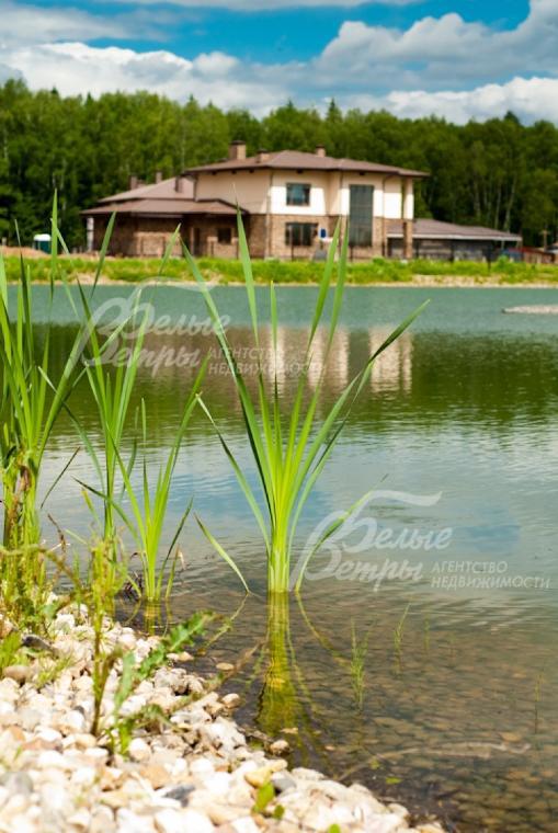 Внутри в центре поселка расположено большое озеро.