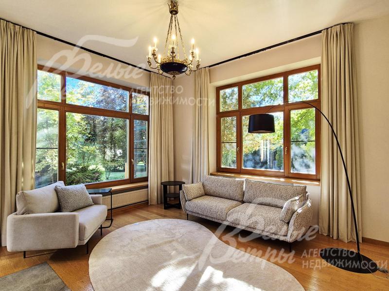 Новая дизайнерская мебель в гостиной.