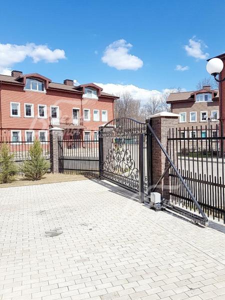 Раздвижные кованые ворота на пульте