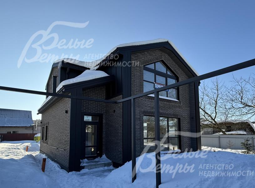 Новый дом в формате white box с современной привлекательной архитектурой в стиле барнхаус