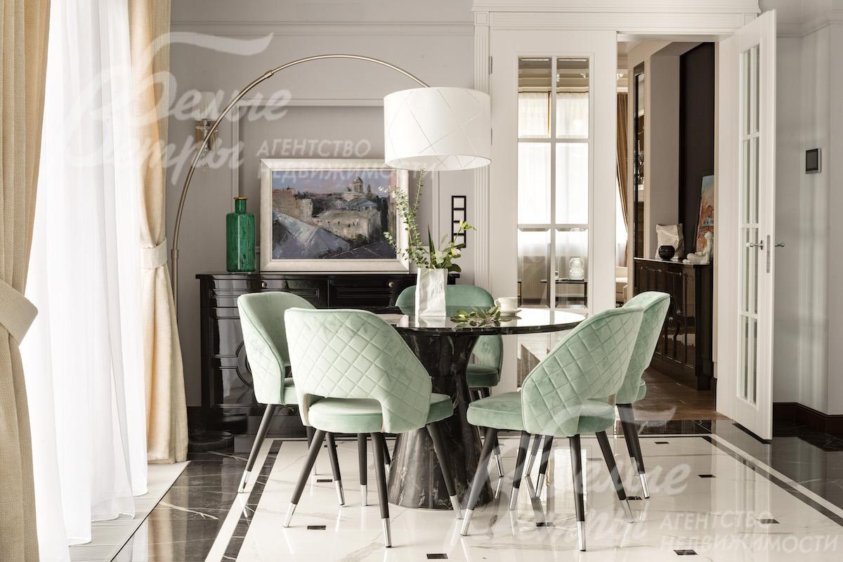 Круглый обеденный стол на 5 персон с мягкими креслами