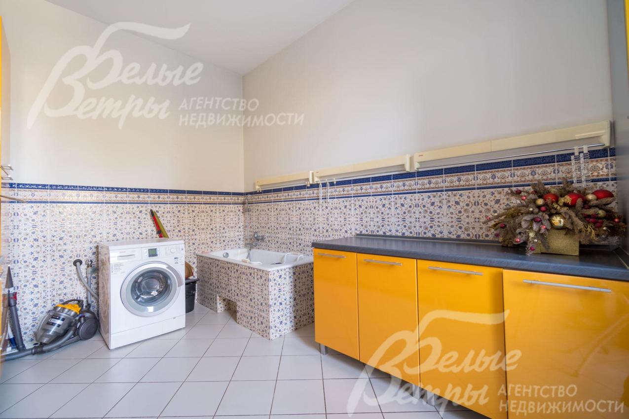 Постирочная оборудована техникой и мебелью