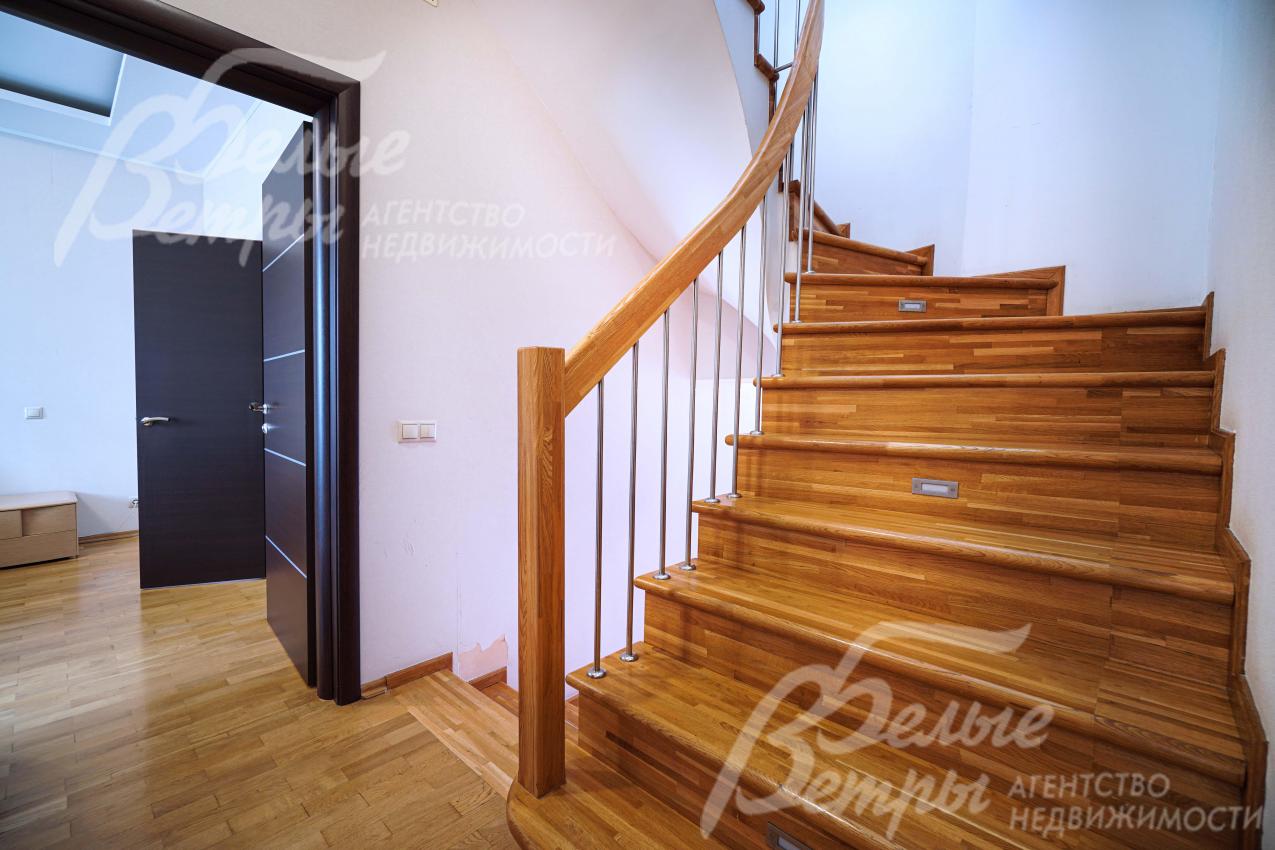 На второй этаж ведёт лестница на бетонном основании со ступенями, отделанными деревом