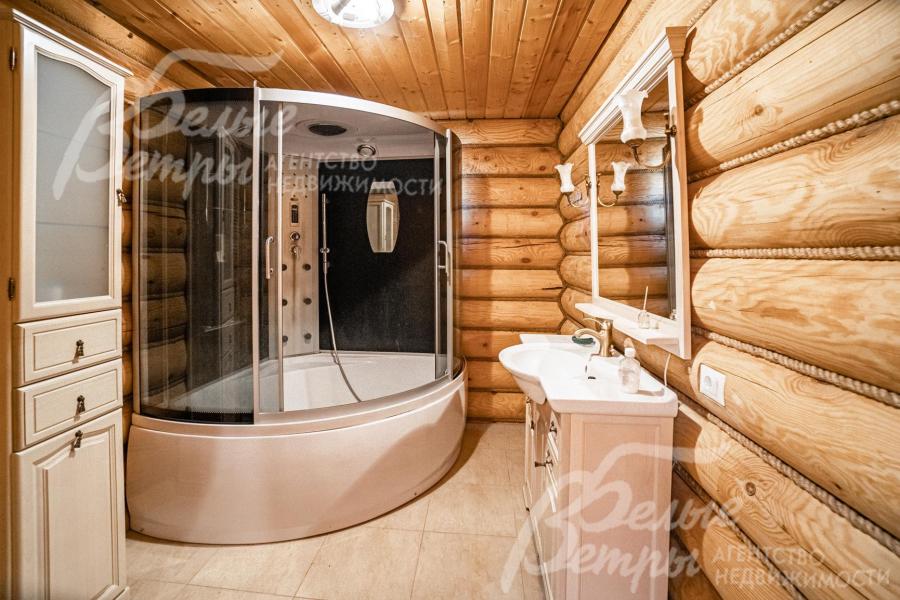 Второй санузел с большой душевой кабиной