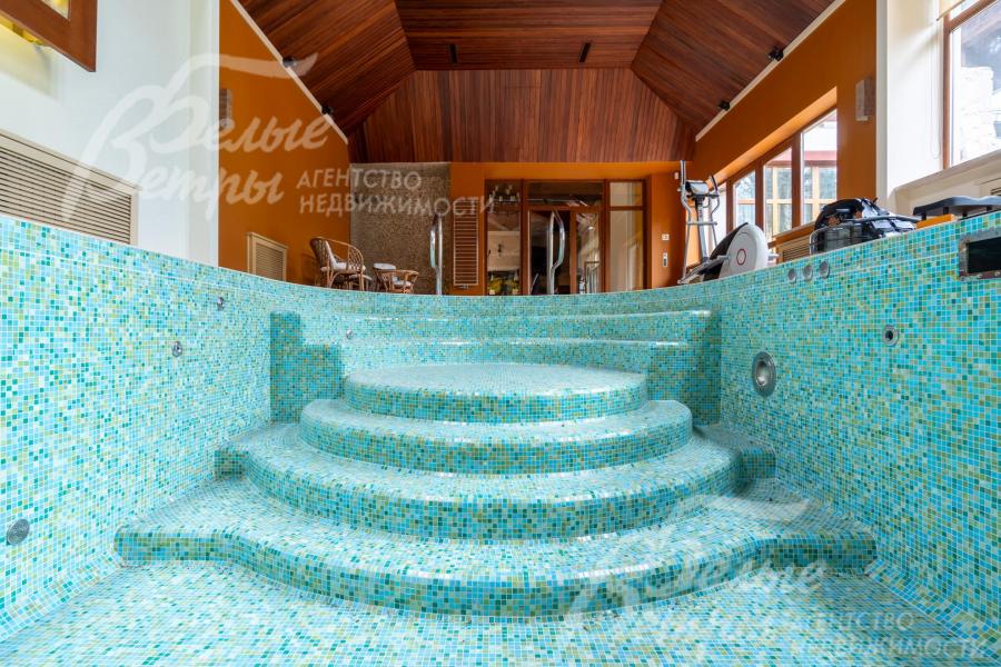 Чаша бассейна длиной более 20 м – с римским входом, противотоком, акварелаксом и водопадом