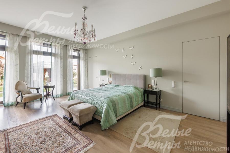 Одна из спален со своими гардеробной и санузлом