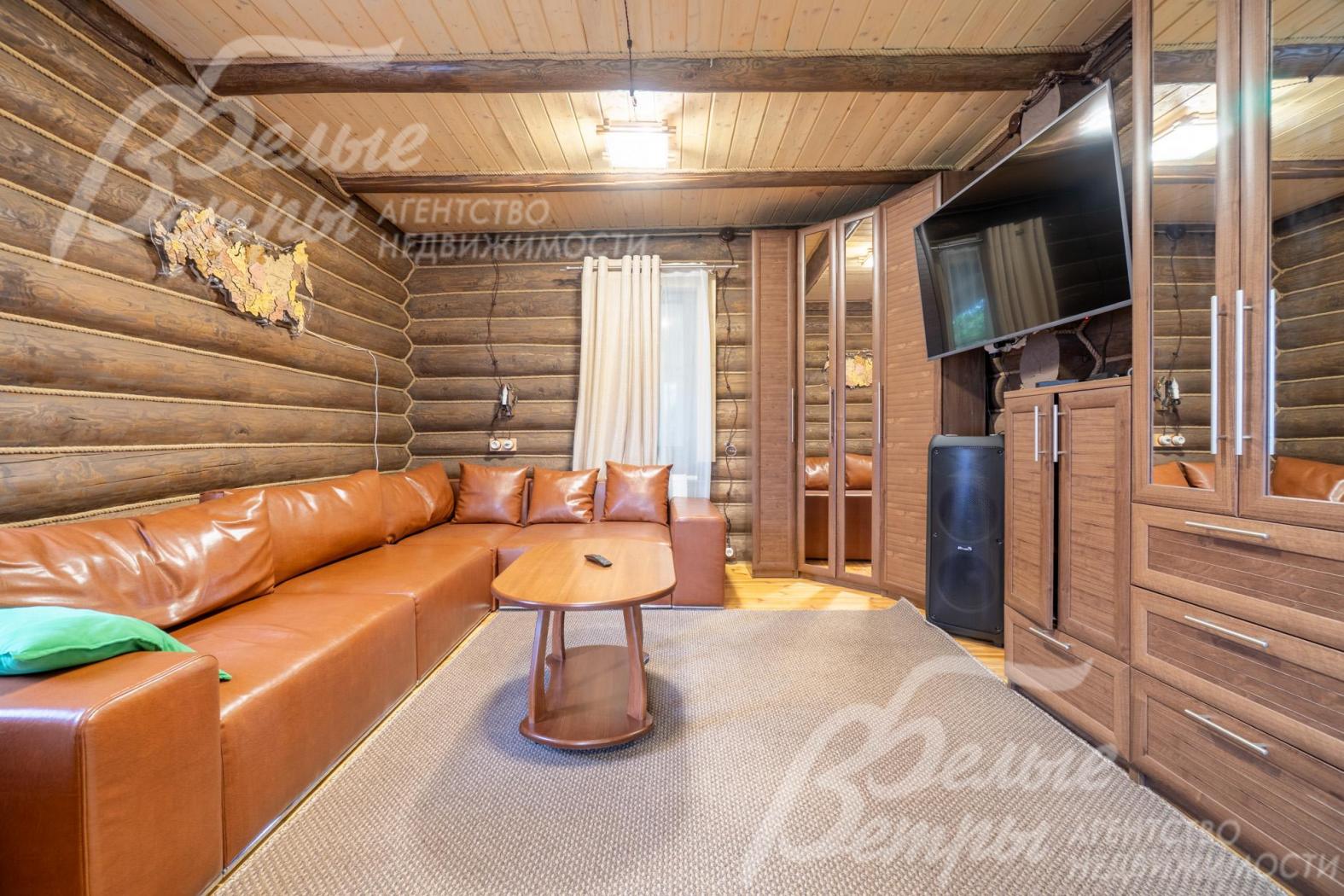 Гостиная в бане с большим угловым диваном, ТВ и караоке