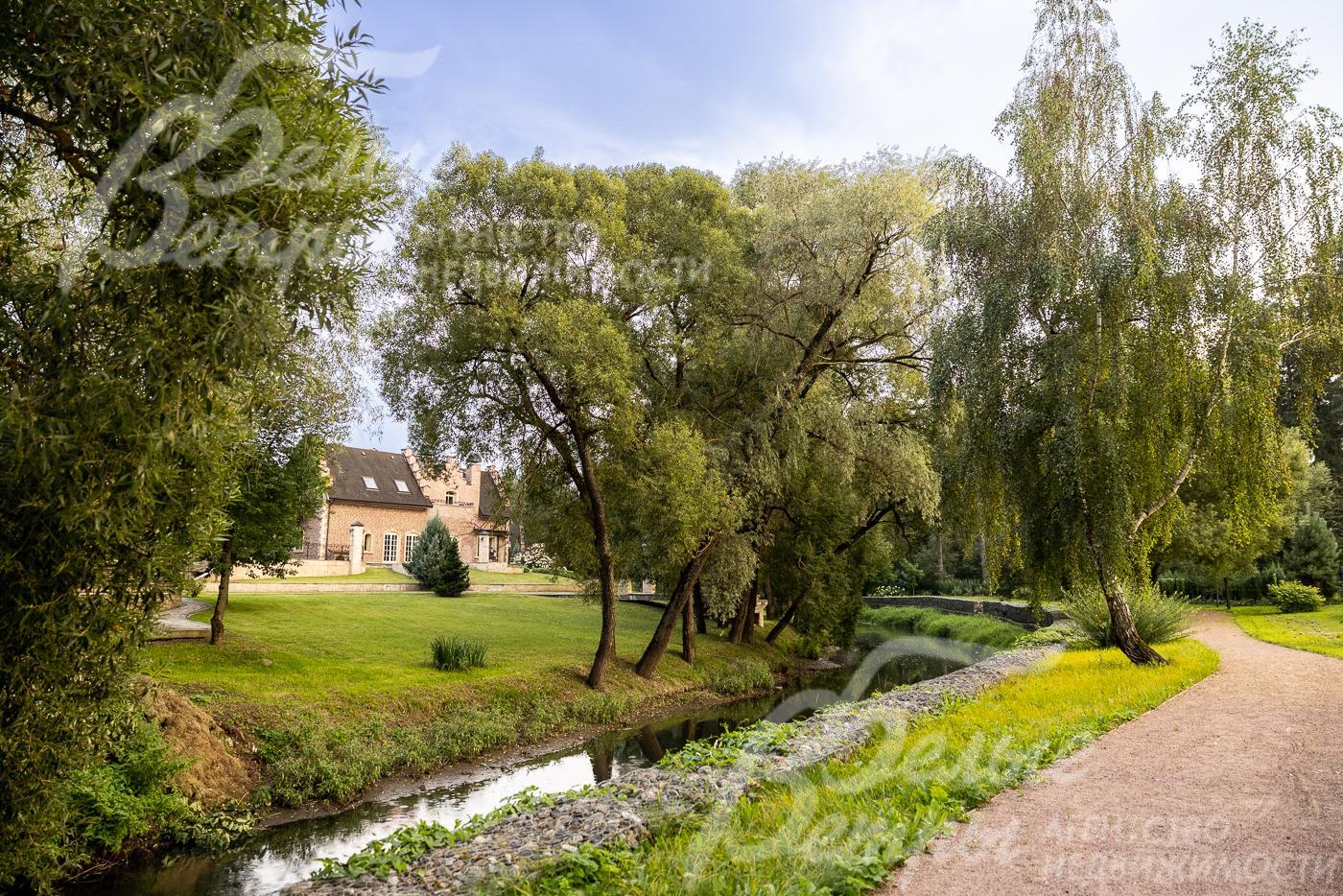 5 км прогулочных зон вдоль набережной в поселке Усадьба Бергов