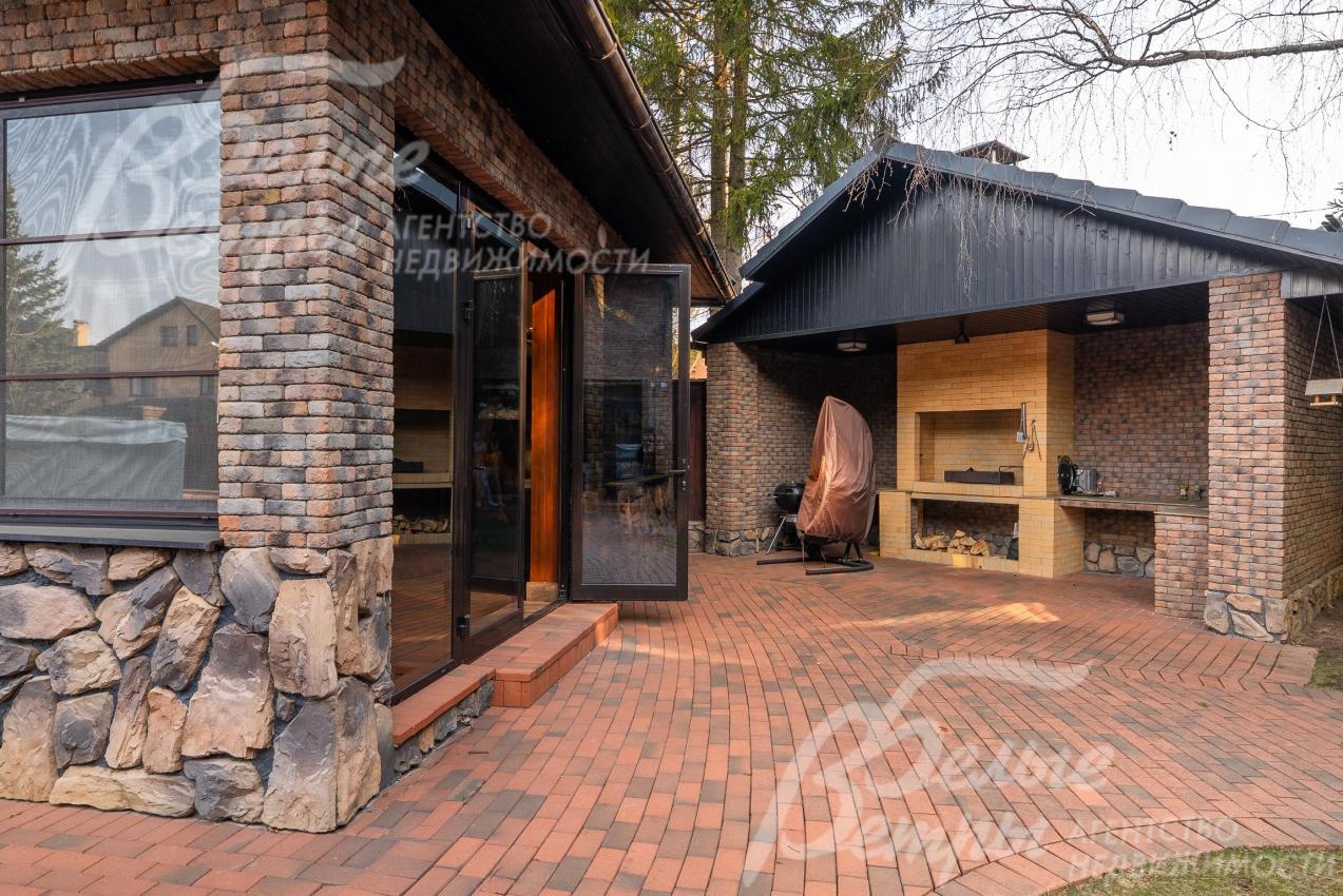 Мангальная зона с печью напротив беседки.