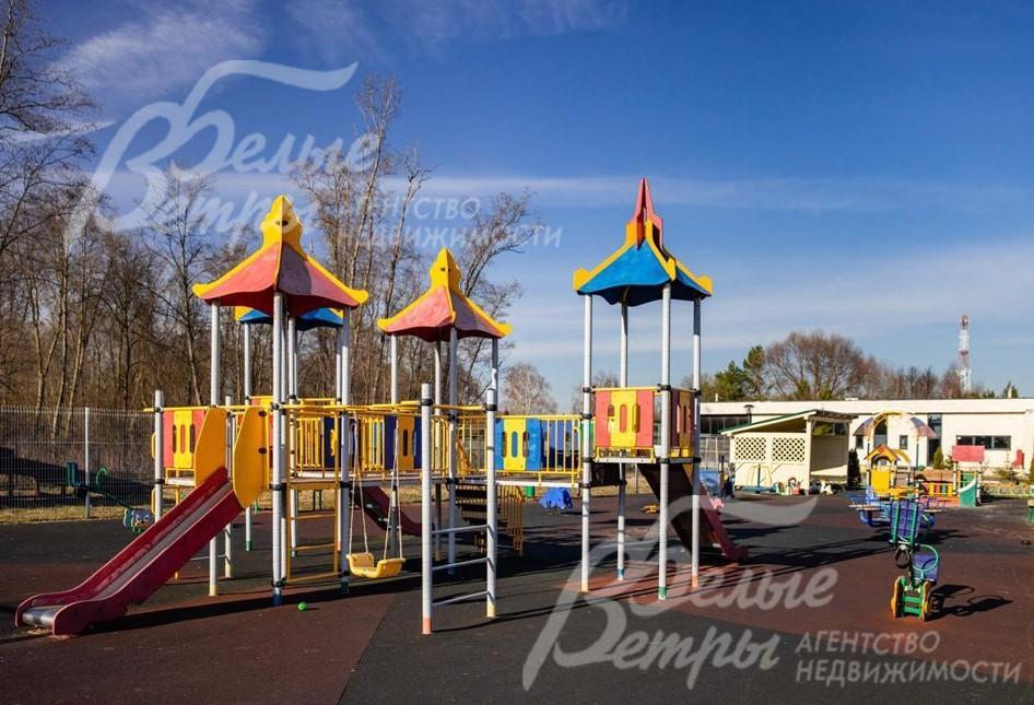 Детская площадка на территории поселка