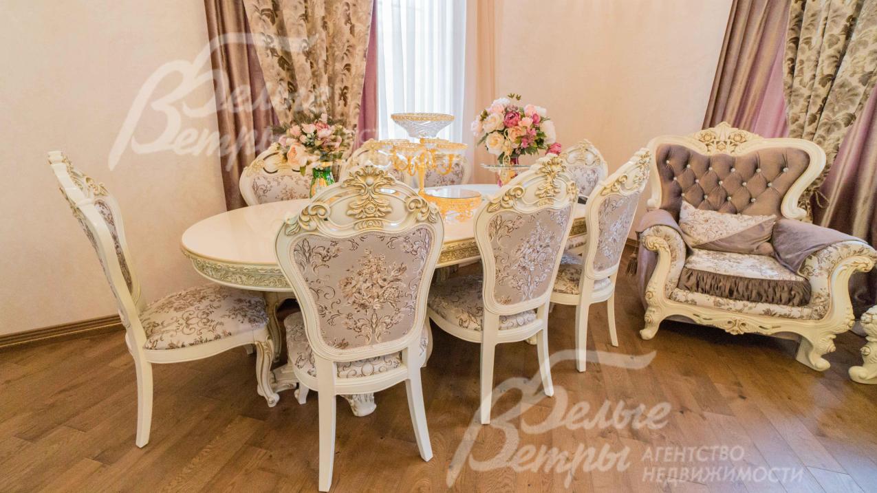 Столовая группа из массива ценных пород на 8 персон