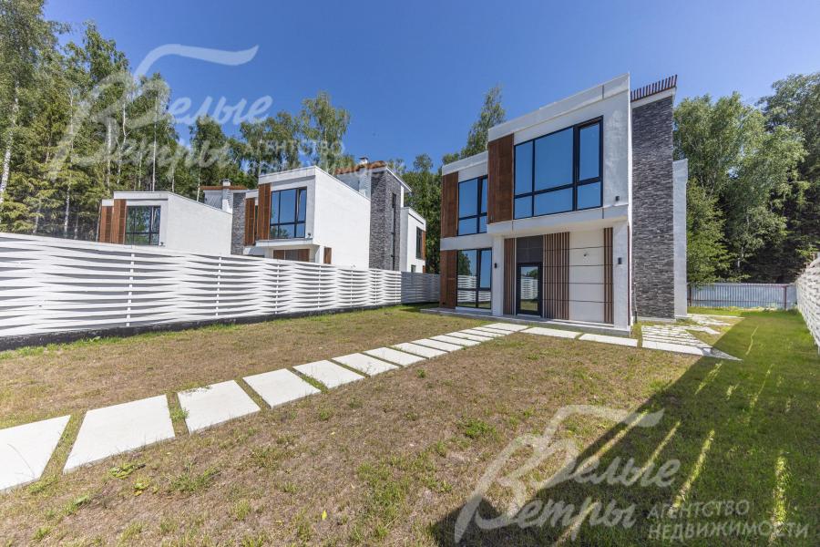 Дом стоит на ровном компактном участке, подготовленном для реализации проекта ландшафтного дизайна