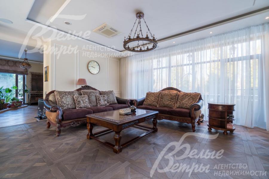 В гостиной основного дома - элитная мебель в классическом стиле