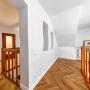Пространство холла второго этажа дополнено галереей (со вторым светом и видом на гостиную)