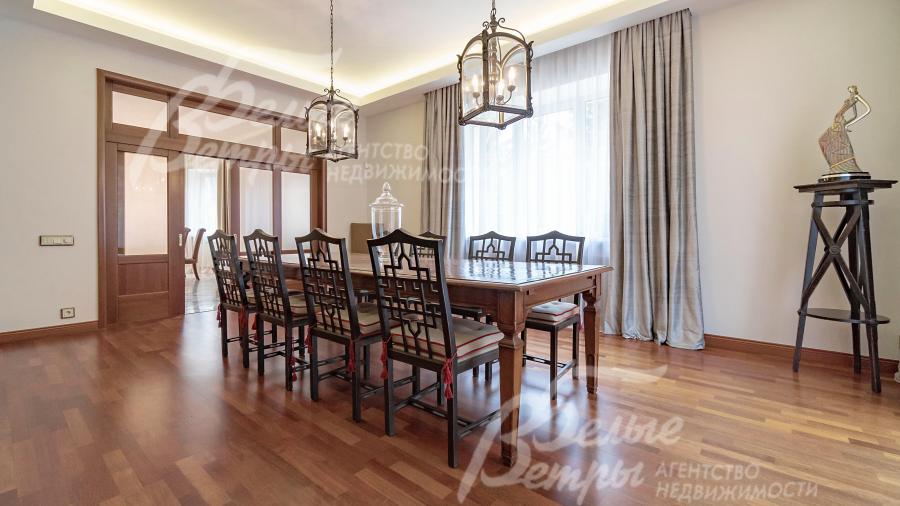 Стол для приемов из массива в гостиной