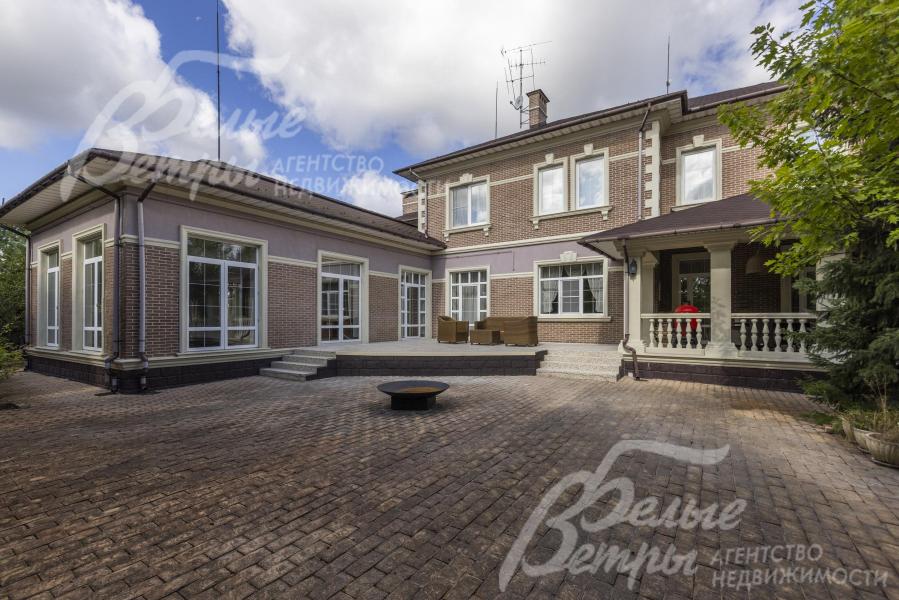 общая площадь мощения и парковок — 500 м².
