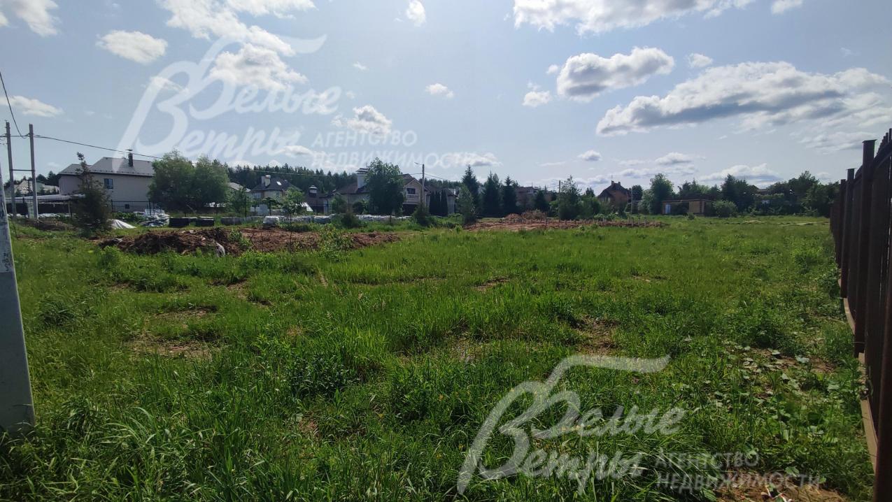 Участок 13 соток в КП "Изумрудная долина" с центральными коммуникациями