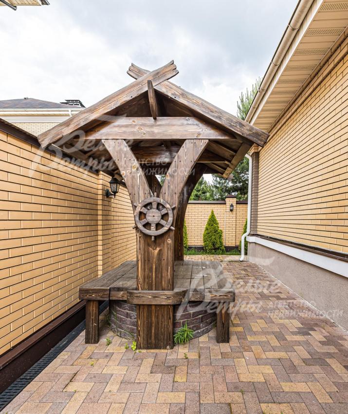 Колодец ручной работы с чистой питьевой водой.