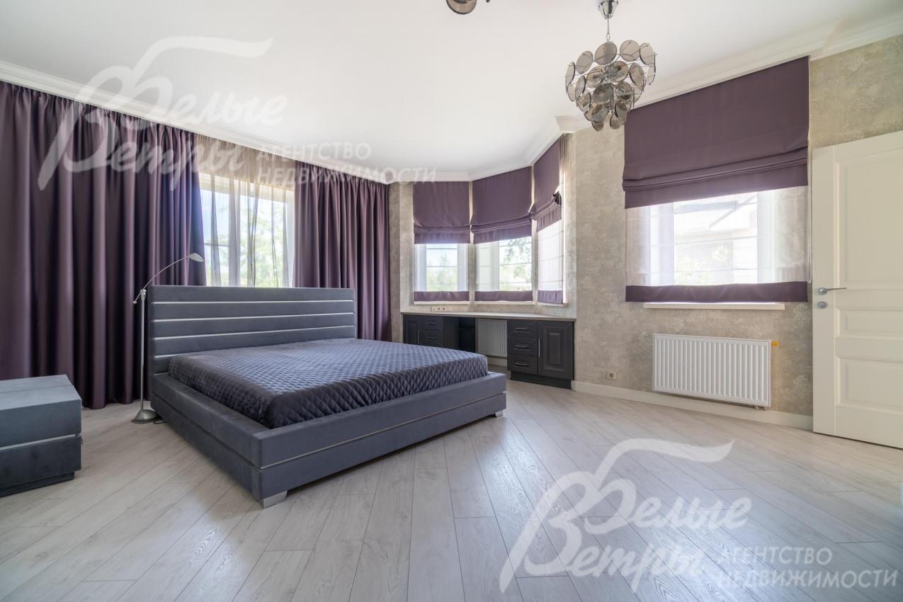 Мастер-спальня 25 кв.м на втором этаже, с 3-мя окнами, огромной кроватью из массива дерева