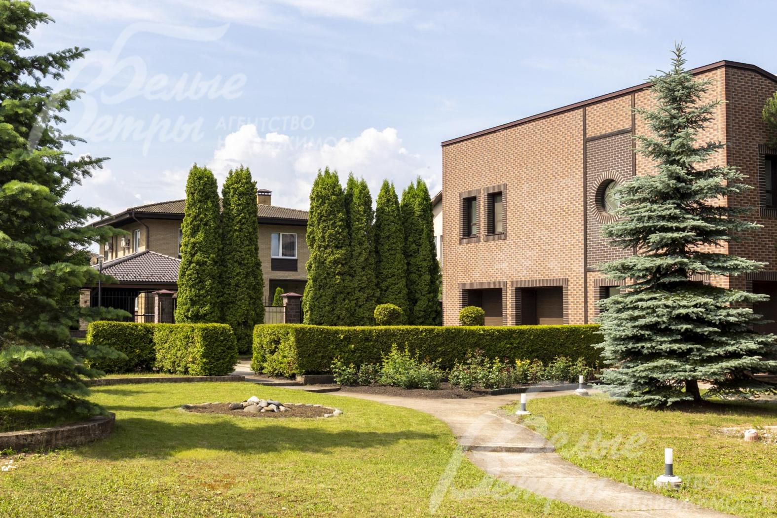 На большом участке 23,6 сот в КП Новое Глаголево комплекс строений: основной жилой дом 363 м2 и гостевой дом 147 м2 