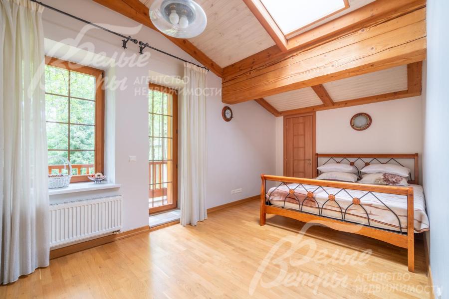 Уютная спальня на 2-ом этаже с выходом на балкон