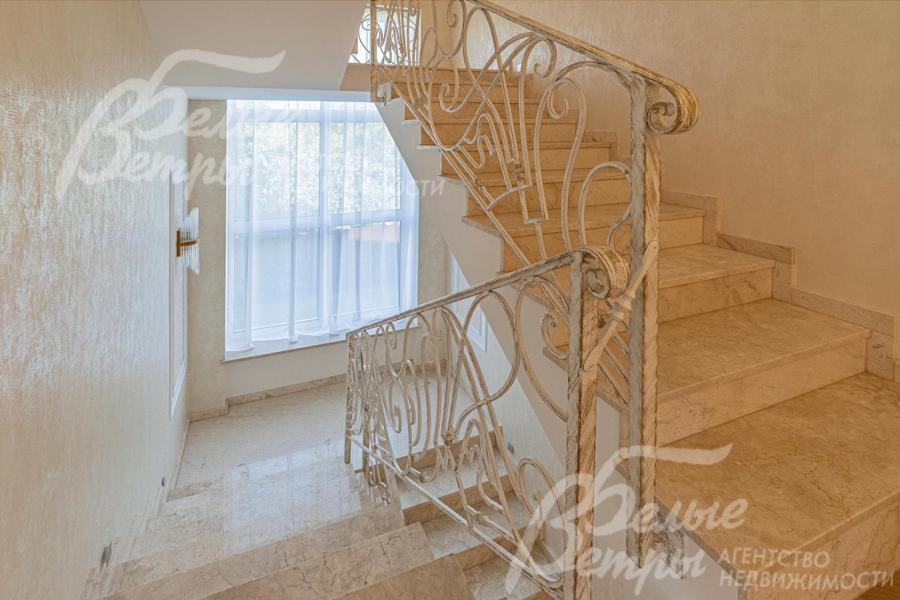 Лестница ж/б монолитная, ступени мраморные, поручни художественная ковка