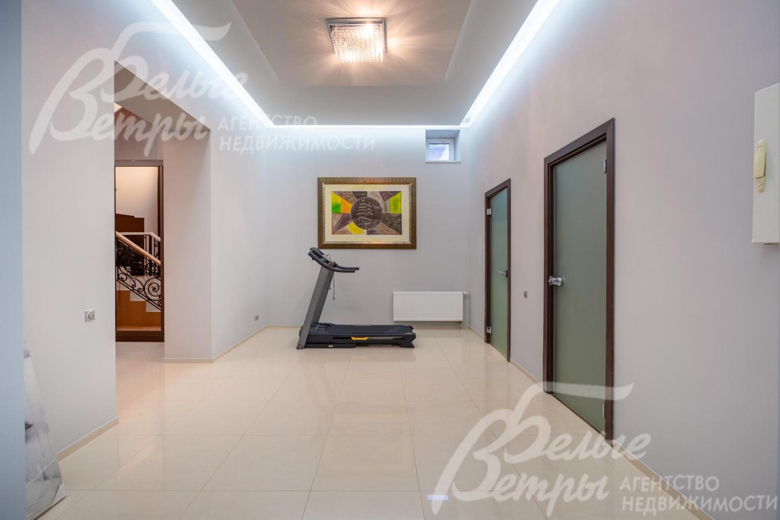 Холл цокольного этажа. Справа - двери в постирочную и котельную