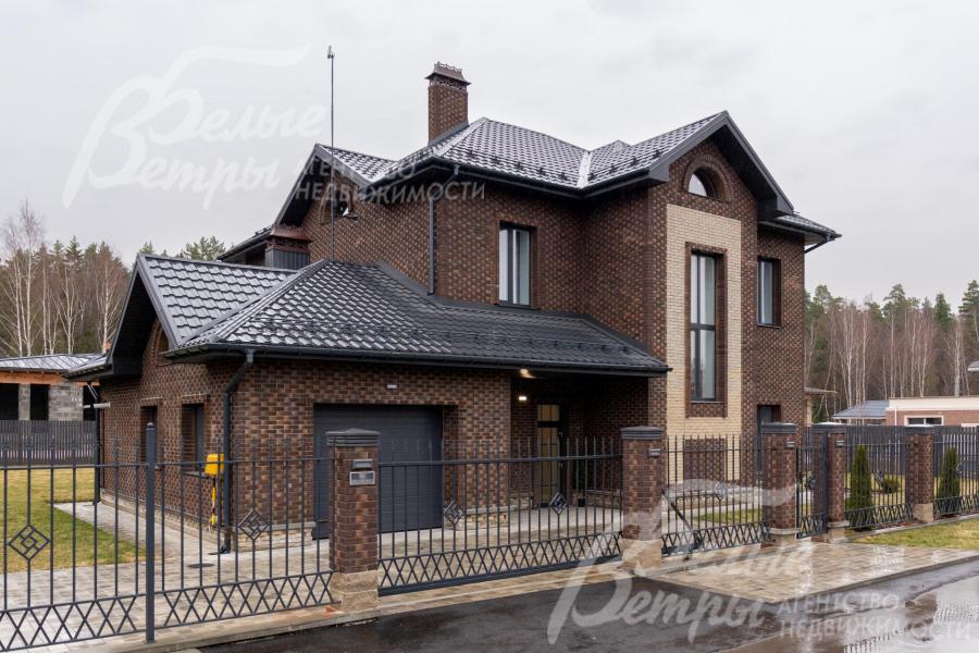 Современный полностью обустроенный дом с эффектным и благородным фасадом