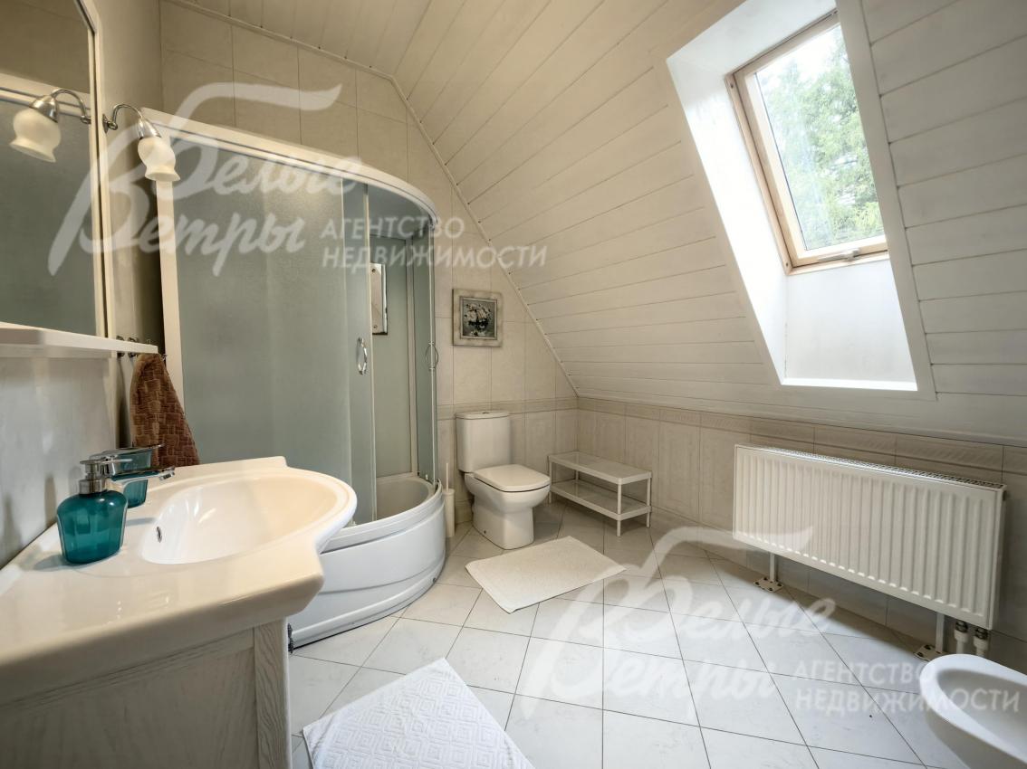 Санузел с душевой в мастер-спальне