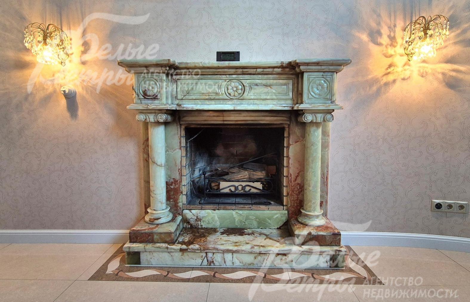 Камин с порталом из оникса