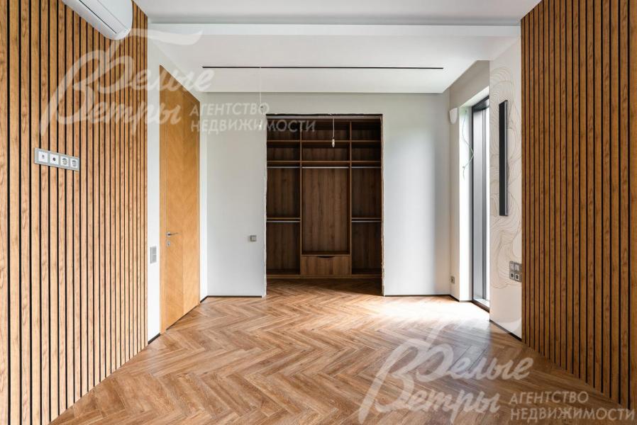 На стенах декор-панели Белы и «под дерево».