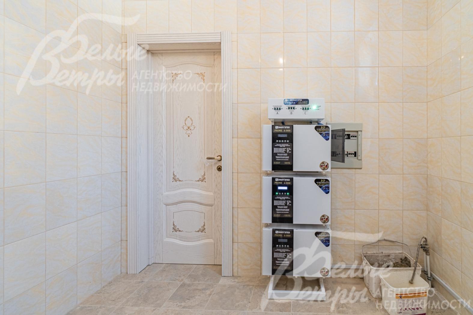 Установлены стабилизаторы напряжения по 3 фазы на каждом по 6 кВт