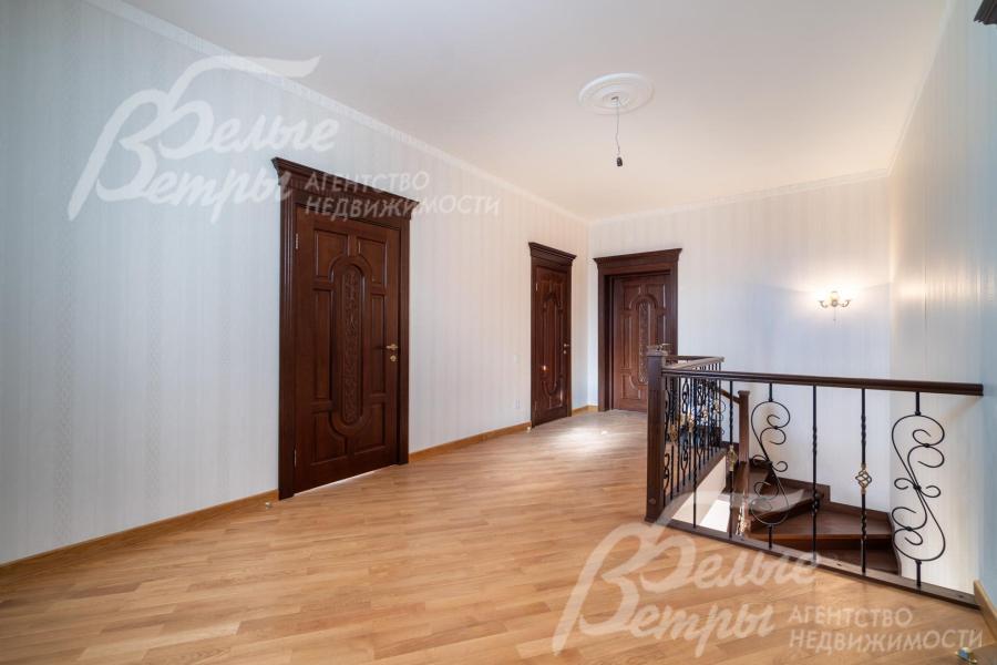 Холл мансардного этажа, оформленный в едином гармоничном стиле дома