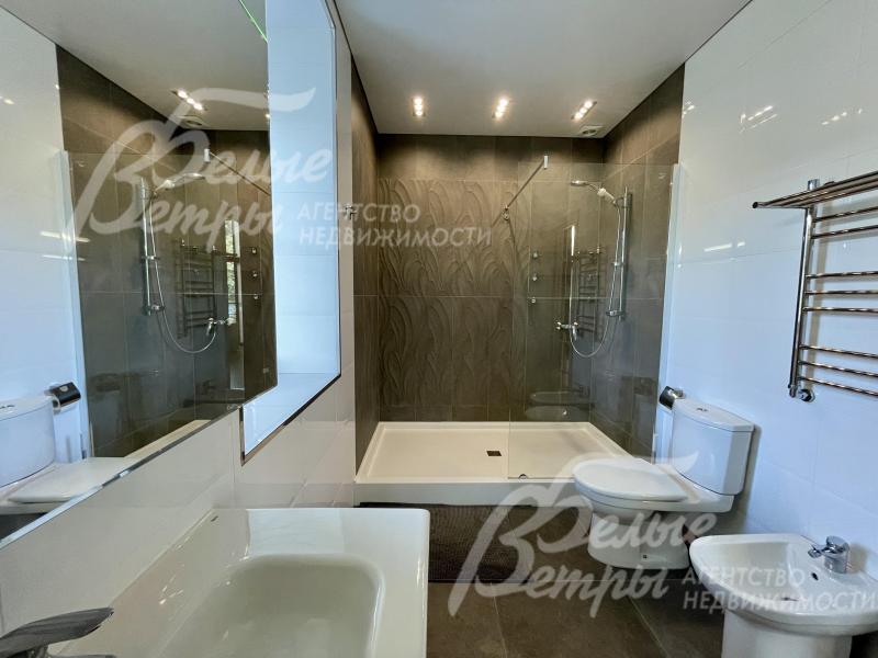 Санузел с душевой в мастер-спальне 