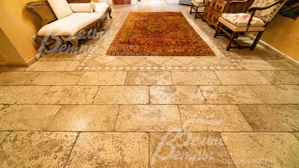 На полу натуральная плитка из юрского камня (Германия)