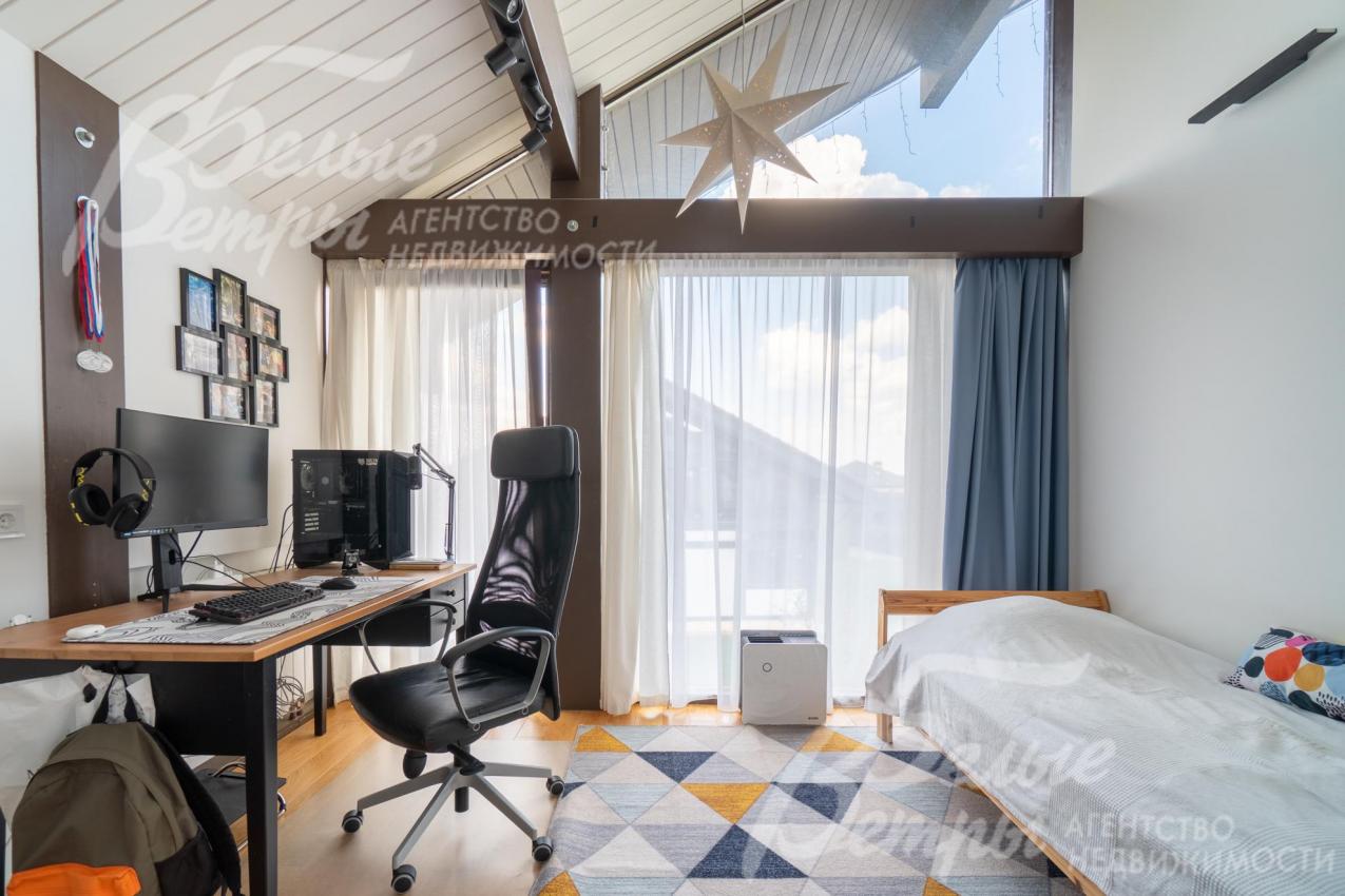 Одна из спален на втором этаже с рабочим местом