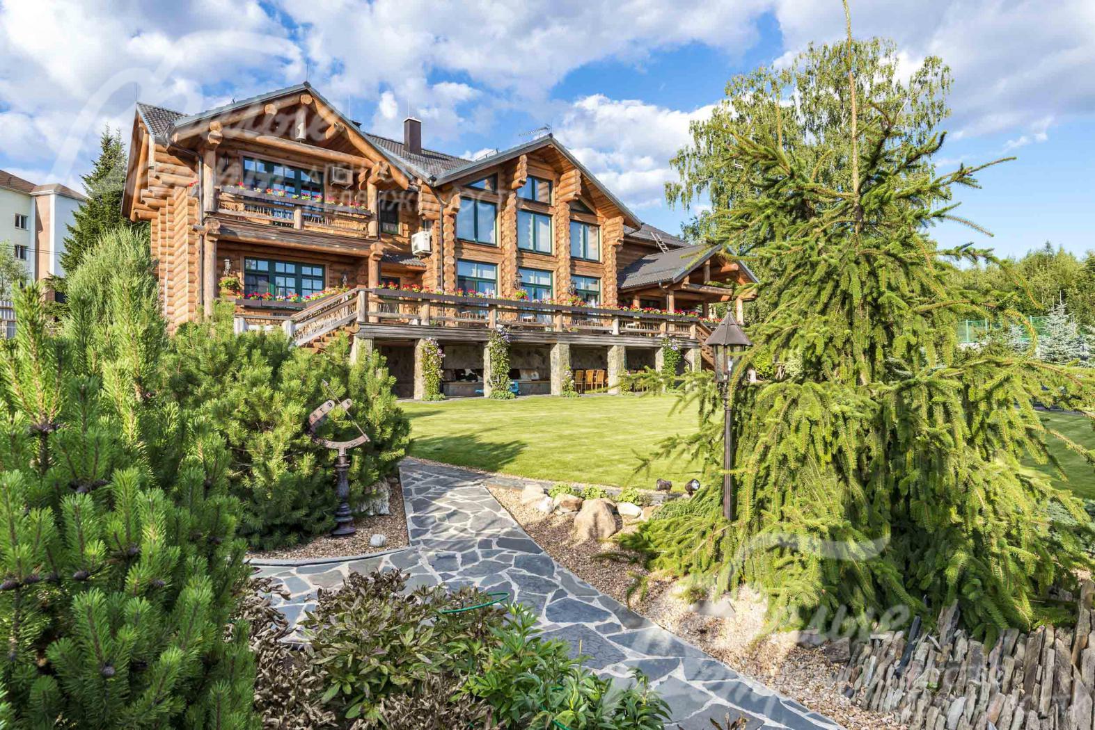 Деревянная усадьба 843 кв.м в поселке Минзаг