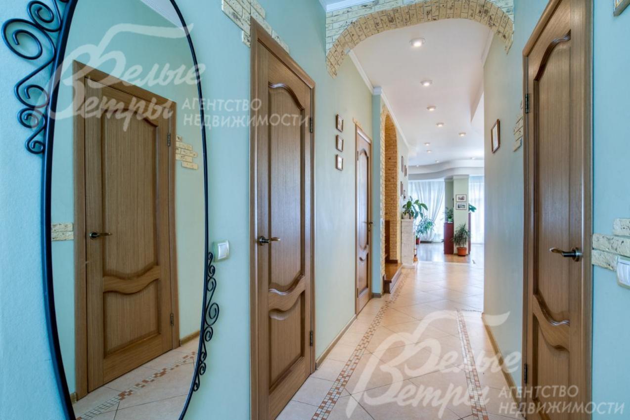 Коридор первого этажа: установлены филёнчатые дубовые двери