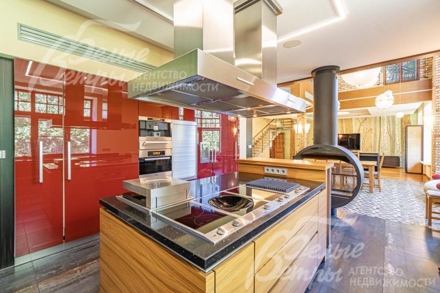 Встроенная техника: духовой шкаф, варочная панель, гриль, панель WOK, печь СВЧ, посудомоечная машина, пароварка, кофемашина (все Miele)