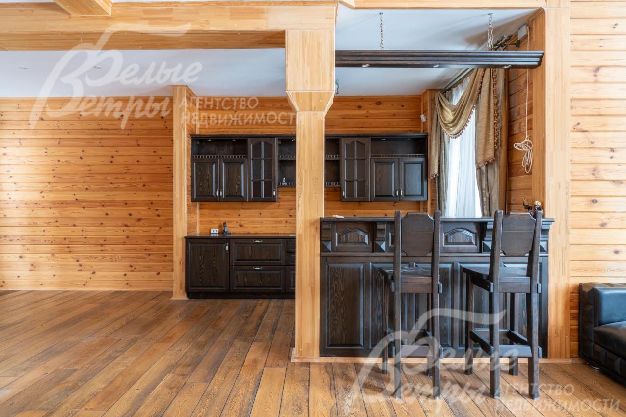 На кухне гостиного дома - контрастный гарнитур и стойка-стол