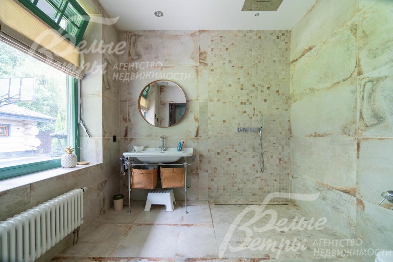 Санузел мастер-спальни с большим окном