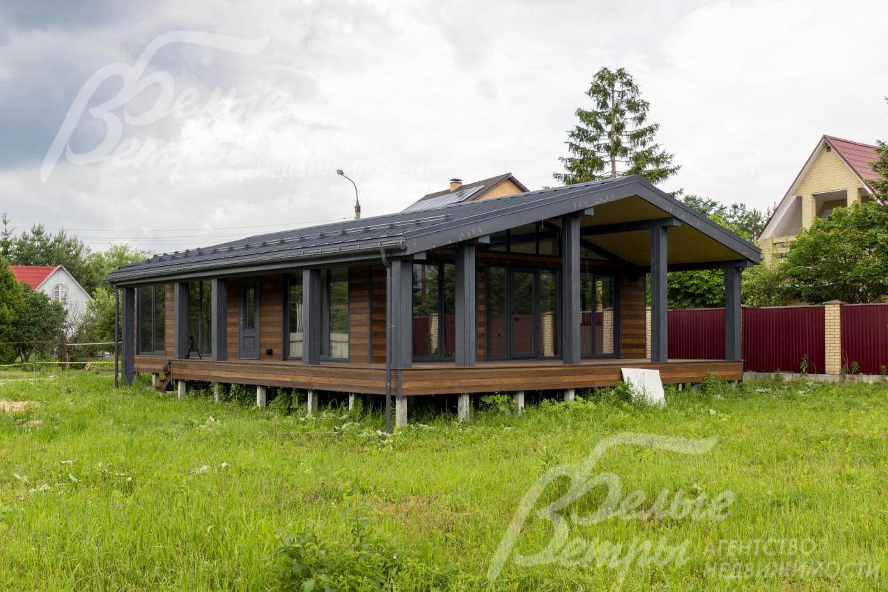 Новый одноэтажный барнхаус, построенный по скандинавской технологии