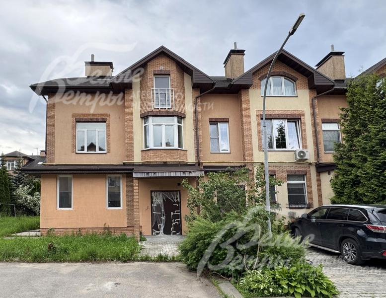 Торцевой таунхаус современной архитектурной концепции