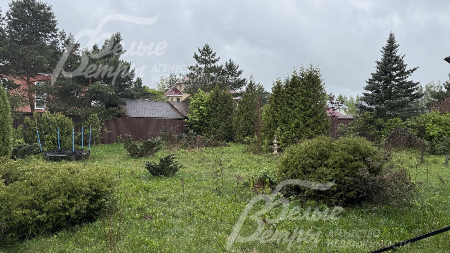 Участок площадью 12 соток с ровным рельефом в обжитом коттеджном посёлке с центральными коммуникациями